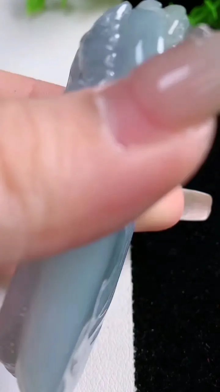 天然A货翡翠紫罗兰龙牌吊坠，尺寸67.8-37-20，重量:97.37g
1月22日