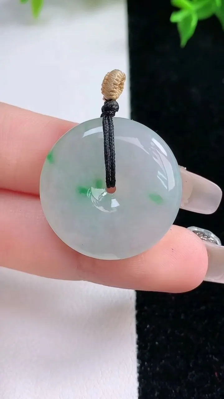 天然A货翡翠平安扣吊坠，尺寸26-5.5，重量:7.87g
1月22日