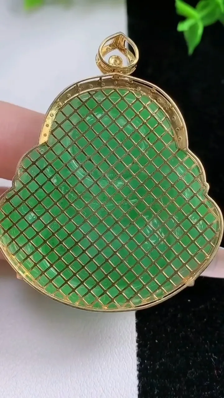 天然A货翡翠佛公吊坠，尺寸54.4-43.6-44.4-11.7，重量:30.28g
1月22日