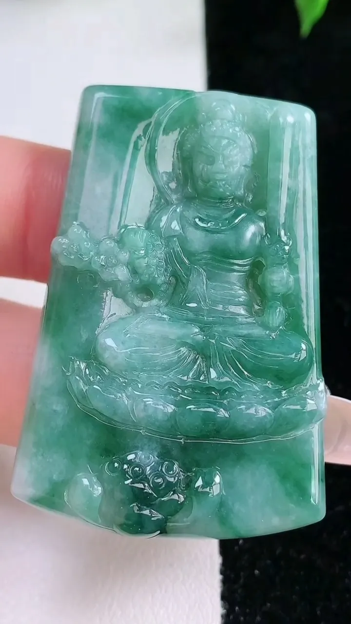 天然A货翡翠不动明王吊坠，尺寸47-31.3-5，重量:17.33g
1月22日