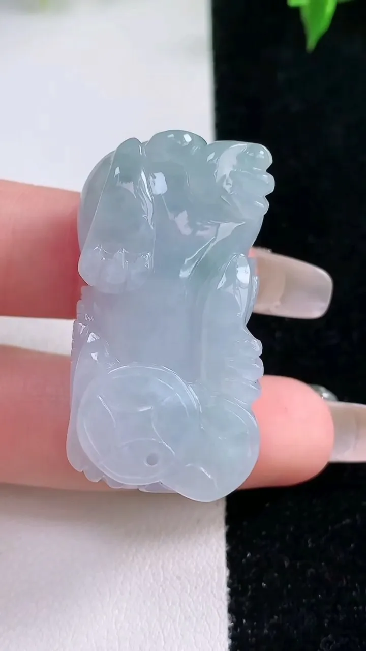 天然A货翡翠霸王貔貅吊坠，尺寸38.6-19.2-11.5，重量:22.28g
1月22日