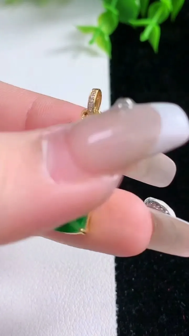 天然A货翡翠无事牌吊坠，尺寸21.8-8.7-3.8，重量:1.77g
1月22日