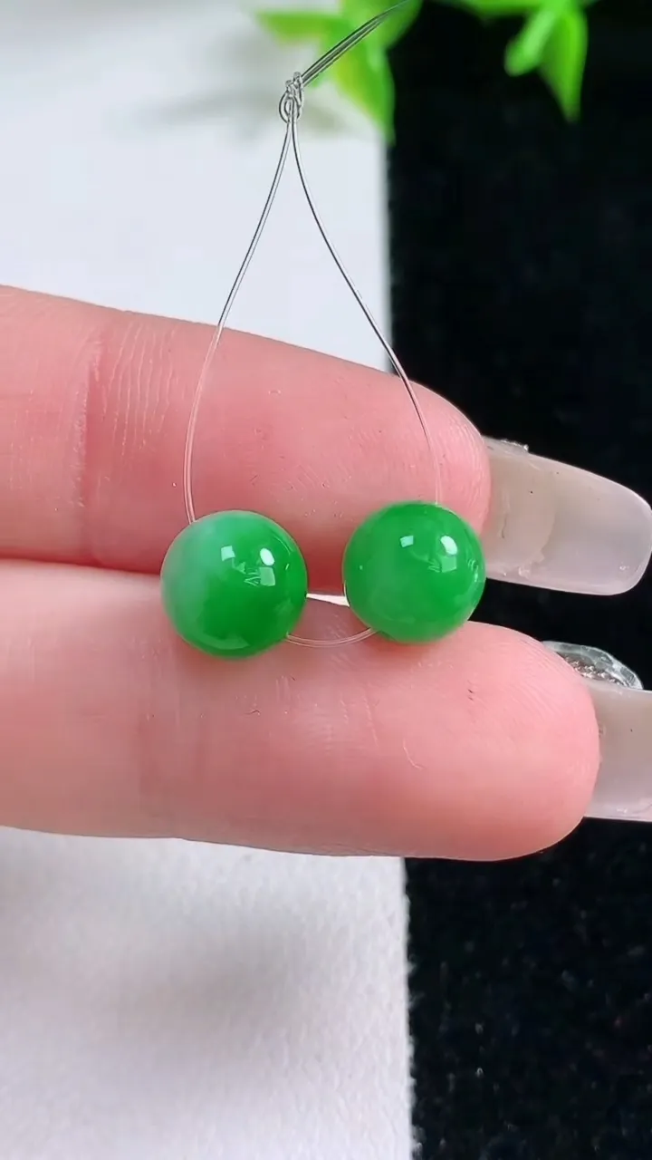 天然A货翡翠圆珠吊坠一对，尺寸7.6，重量:1.58g
1月22日
