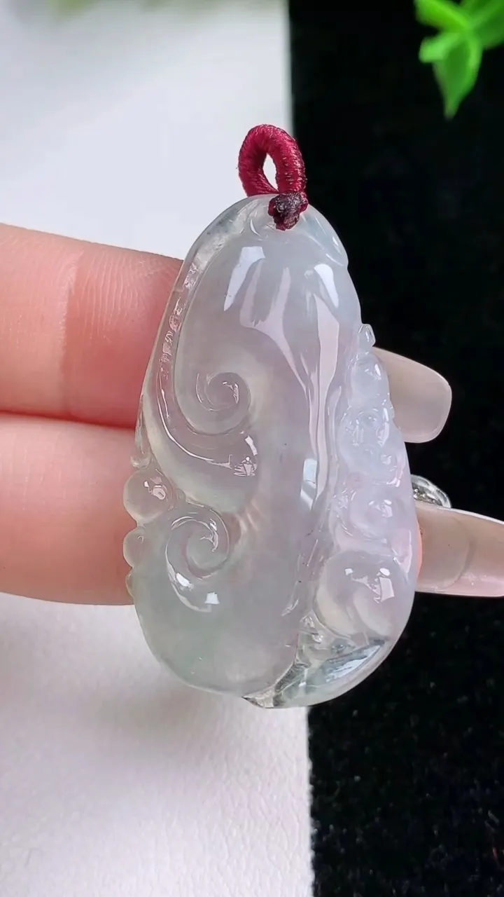 天然A货翡翠如意吊坠，尺寸39.6-22.2-4.2，重量:6.51g
1月22日