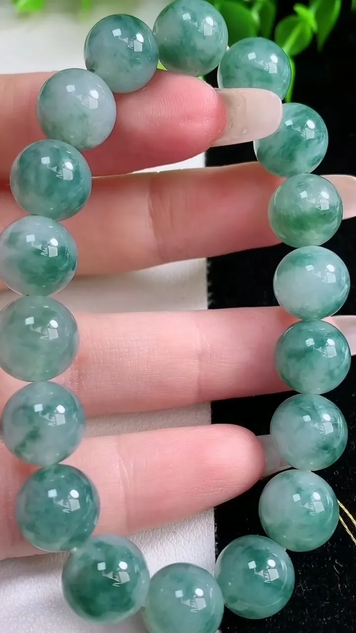天然A货翡翠飘花圆珠手串，尺寸10.7-18颗，重量:37.74g1月22日
工厂直销收藏佳品,种好水足，色泽均匀，有种有色，上手高大气！