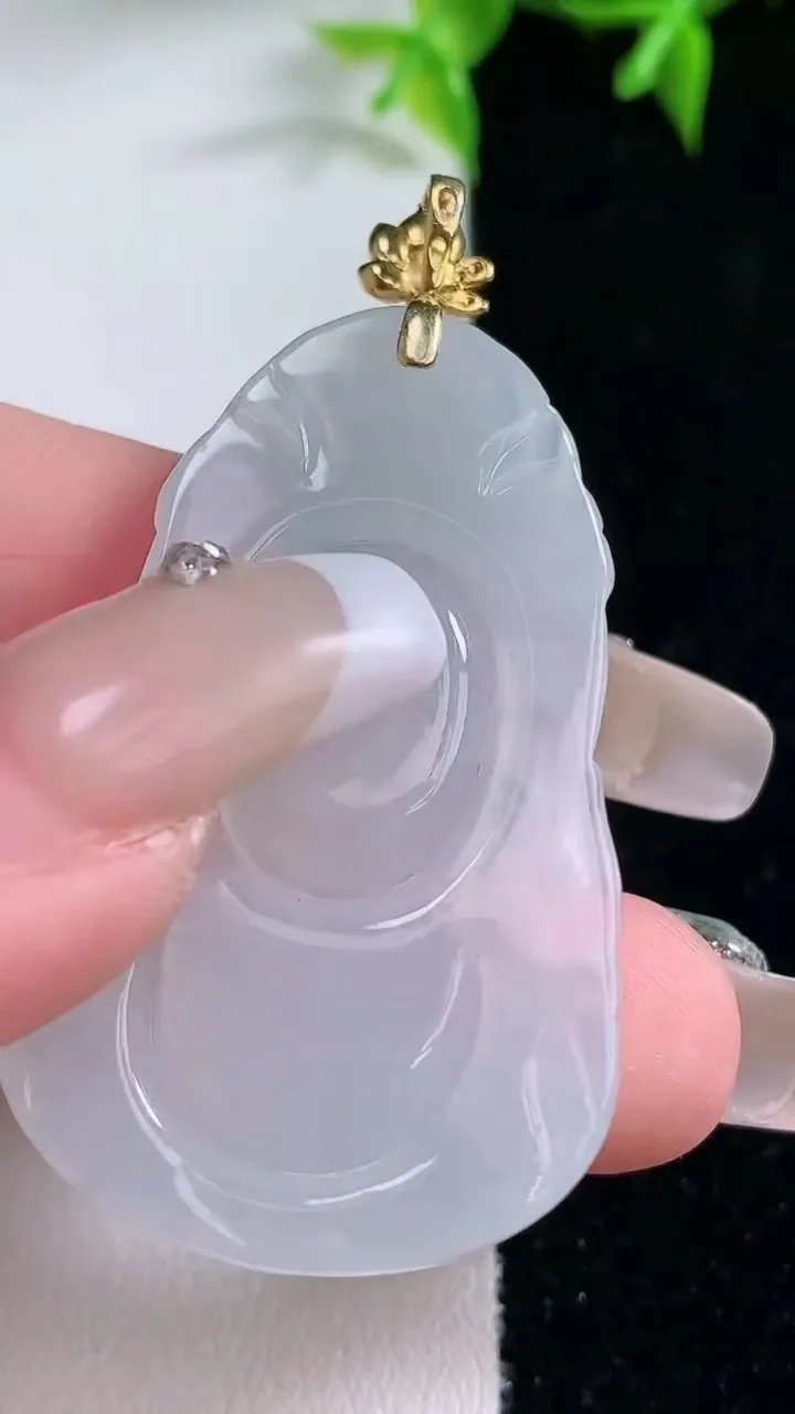 天然A货翡翠种白冰观音头吊坠，尺寸42.7-26.4-5.6，重量:11.64g
1月22日