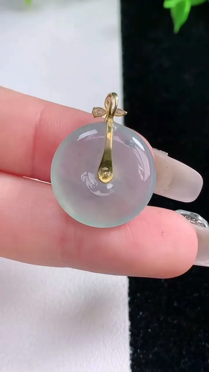 天然A货翡翠种飘花平安扣吊坠，尺寸18.6-3.4，重量:3.94g
1月22日