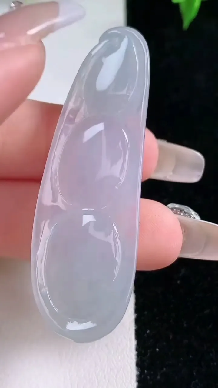 天然A货翡翠福豆吊坠，尺寸56-17.4-7.6，重量:14.67g
1月22日