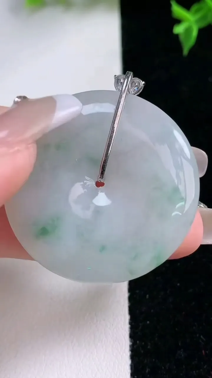 天然A货翡翠18K金飘花平安扣吊坠，尺寸37.8-5，重量:16.81g
1月22日