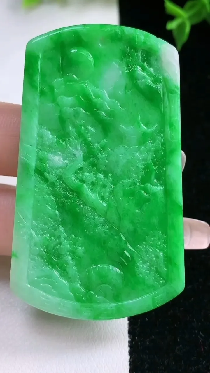 天然A货翡翠山水牌吊坠，尺寸60.7-35.4-4.3，重量:22.24g
1月22日