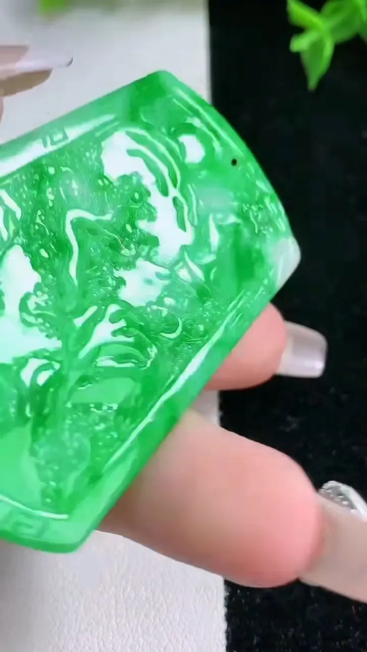 天然A货翡翠山水牌吊坠，尺寸60.7-35.4-4.3，重量:22.24g
1月22日