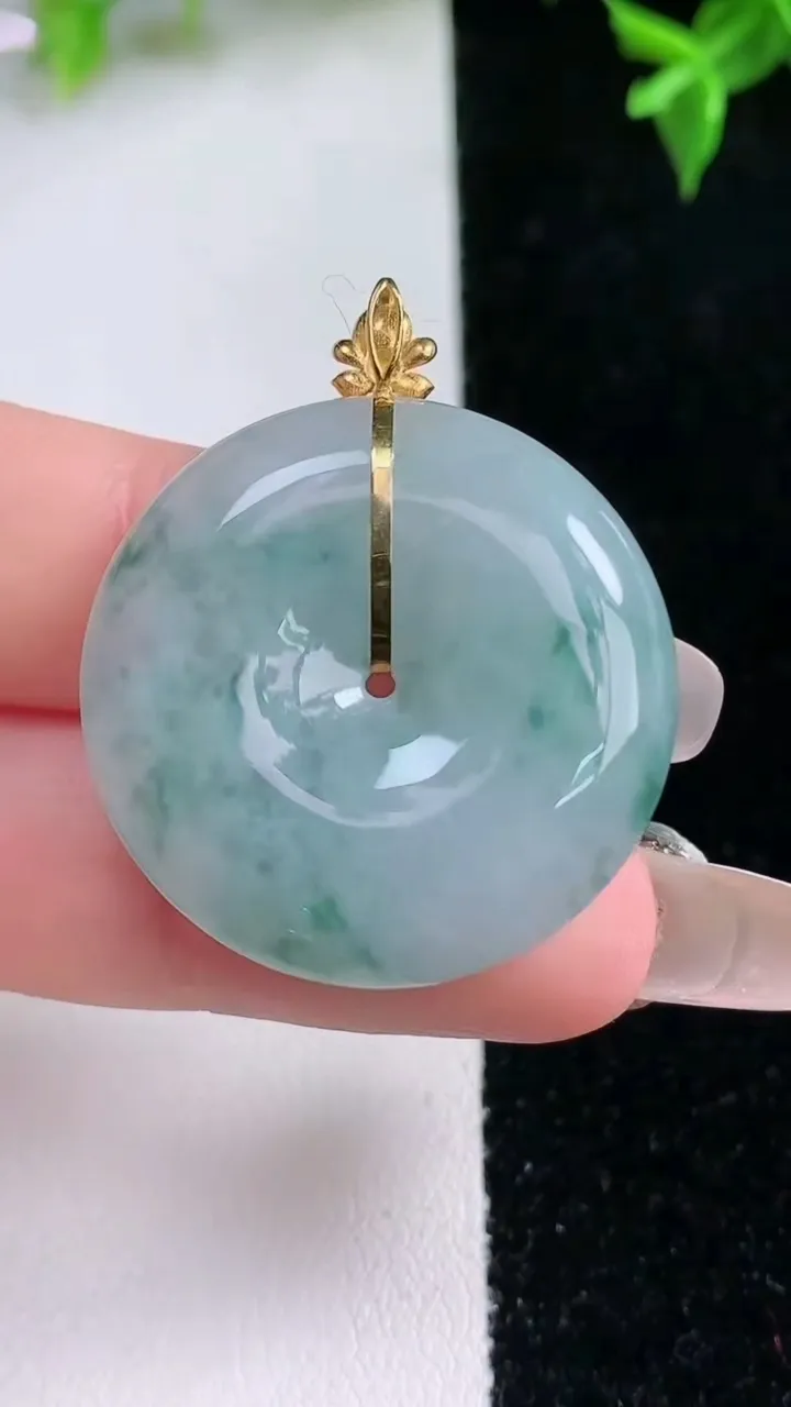 天然A货翡翠18K金飘花平安扣吊坠，尺寸28.6-6.2，重量:11.87g
1月22日