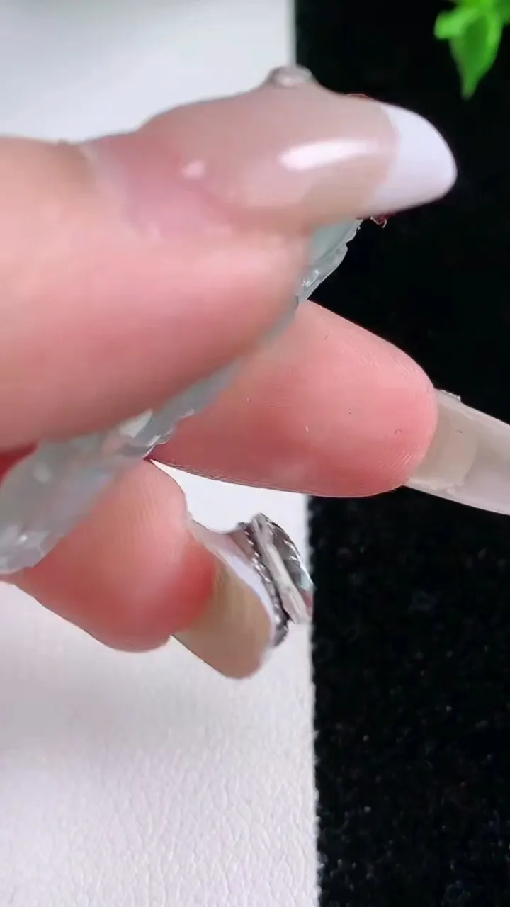 天然A货翡翠福豆吊坠，尺寸35-17.8-4.6，重量:5.13g
1月22日