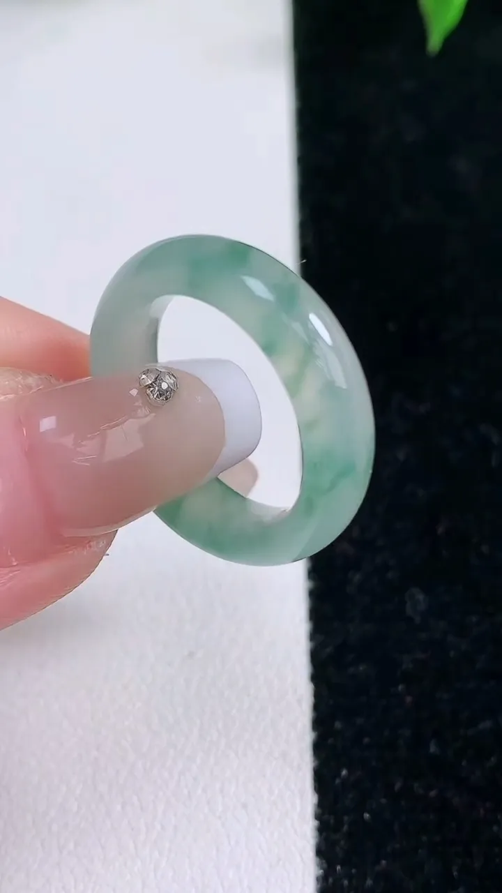 天然A货翡翠冰种飘花指环戒指，尺寸17-5.7-3.7，重量:3.85g2026年1月22日
工厂直销收藏佳品,种好水足，色泽均匀，有种有色，上手高大气！