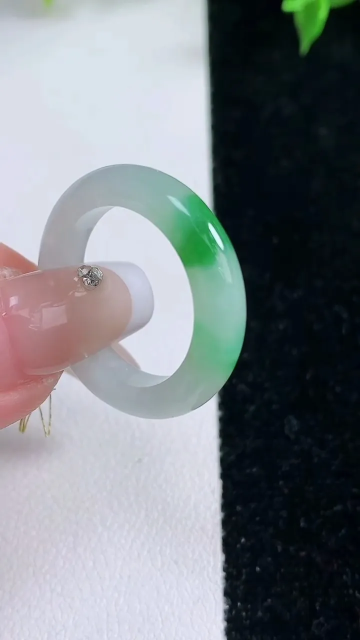 天然A货翡翠指环戒指，尺寸19.4-4.6-3.6，重量:4.5g2026年1月22日
工厂直销收藏佳品,种好水足，色泽均匀，有种有色，上手高大气！