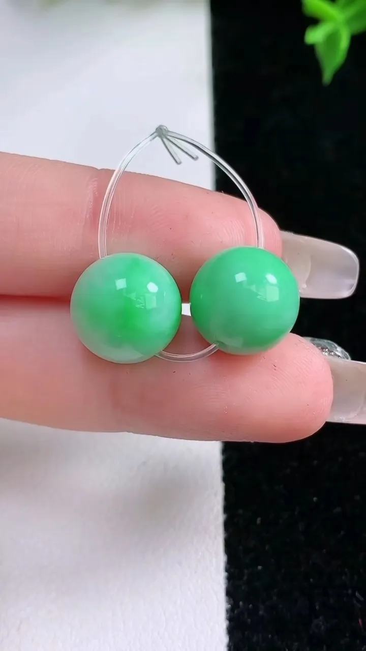 天然A货翡翠圆珠吊坠一对，尺寸12，重量:6.53g
1月22日