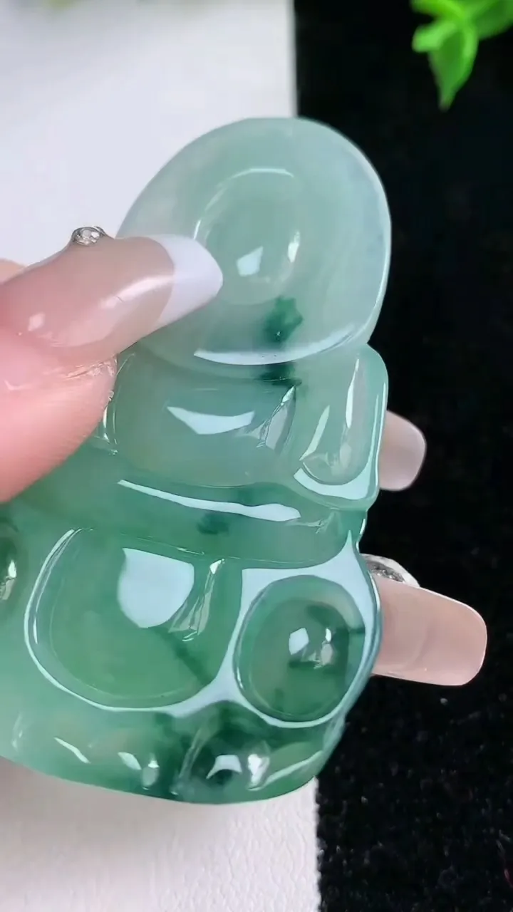 天然A货翡翠飘花观音菩萨吊坠，尺寸59.8-35.6-5.8，重量:22.17g
1月22日