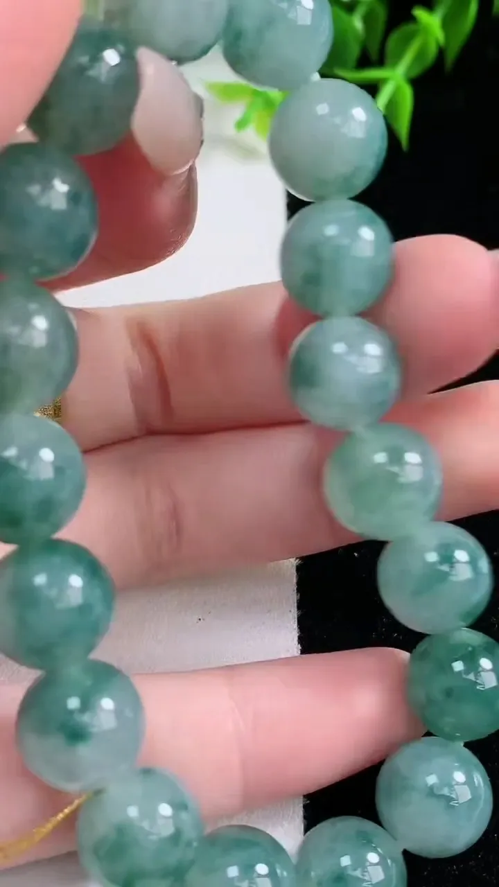 天然A货翡翠飘花圆珠手串，尺寸10.7-18颗，重量:37.74g1月22日
工厂直销收藏佳品,种好