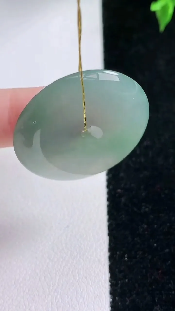 天然A货翡翠平安扣吊坠，尺寸30.6-5.4，重量:13.11g
1月22日