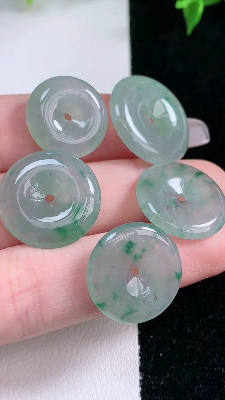 天然A货翡翠冰种飘花平安扣吊坠一手，尺寸20-3.6，重量:14.10g
1月22日