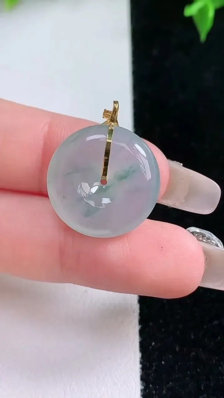 天然A货翡翠种飘花平安扣吊坠，尺寸19-5.4，重量:3.99g
1月22日