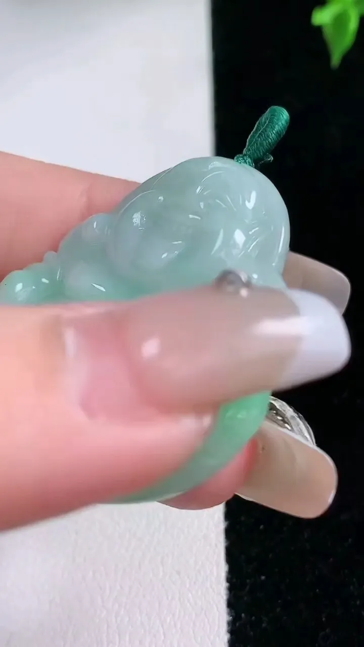 天然A货翡翠佛公吊坠，尺寸38.8-33.8-5.7，重量:13.41g
1月22日