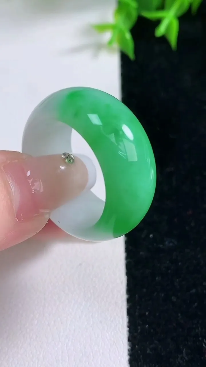 天然A货翡翠指环扳指，尺寸20.2-11.5-4.4，重量:12.41g2026年1月22日
工厂直