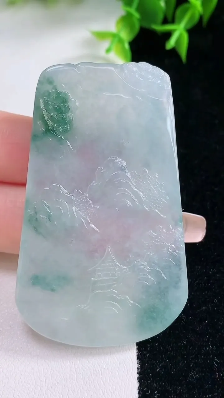 天然A货翡翠牌吊坠，尺寸59.4-35.8-5，重量:30.00g
1月22日