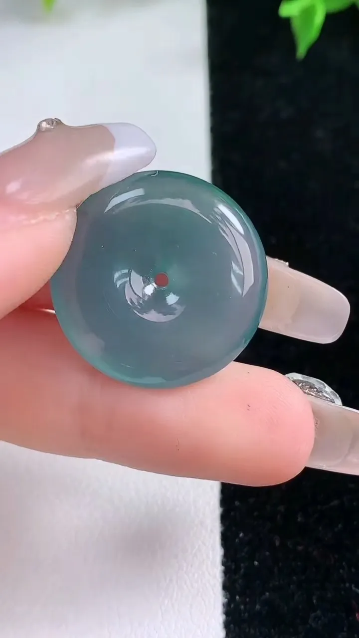 天然A货翡翠蓝水平安扣吊坠，尺寸22.6-5.5，重量:7.23g
1月22日