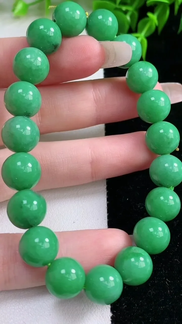 天然A货翡翠圆珠手串，尺寸10.4-19颗，重量:36.08g1月22日
工厂直销收藏佳品,种好水足