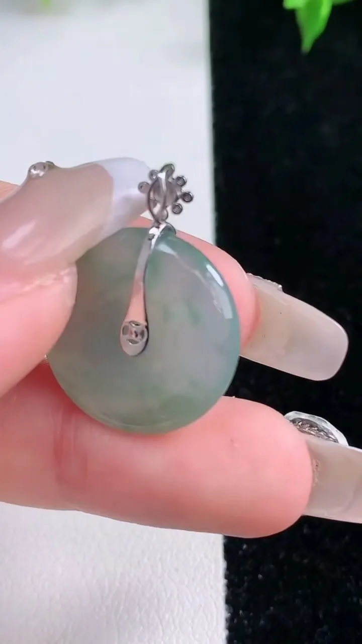 天然A货翡翠种飘花平安扣吊坠，尺寸20-4.3，重量:4.21g
1月22日