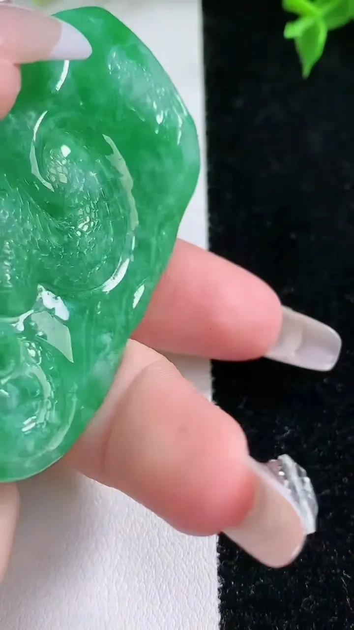 天然A货翡翠龙牌吊坠，尺寸66-41-11，重量:69.34g
1月22日