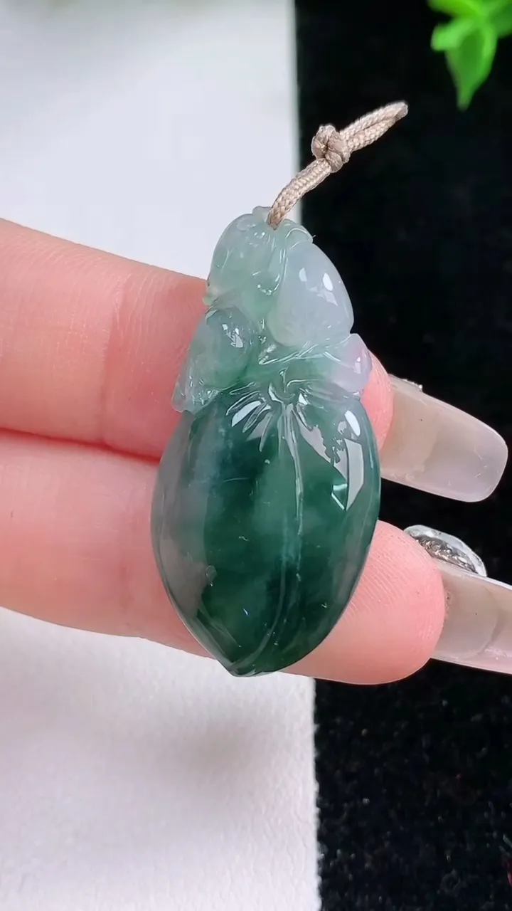 天然A货翡翠飘花寿桃吊坠，尺寸34-17-5.8，重量:5.79g
1月22日