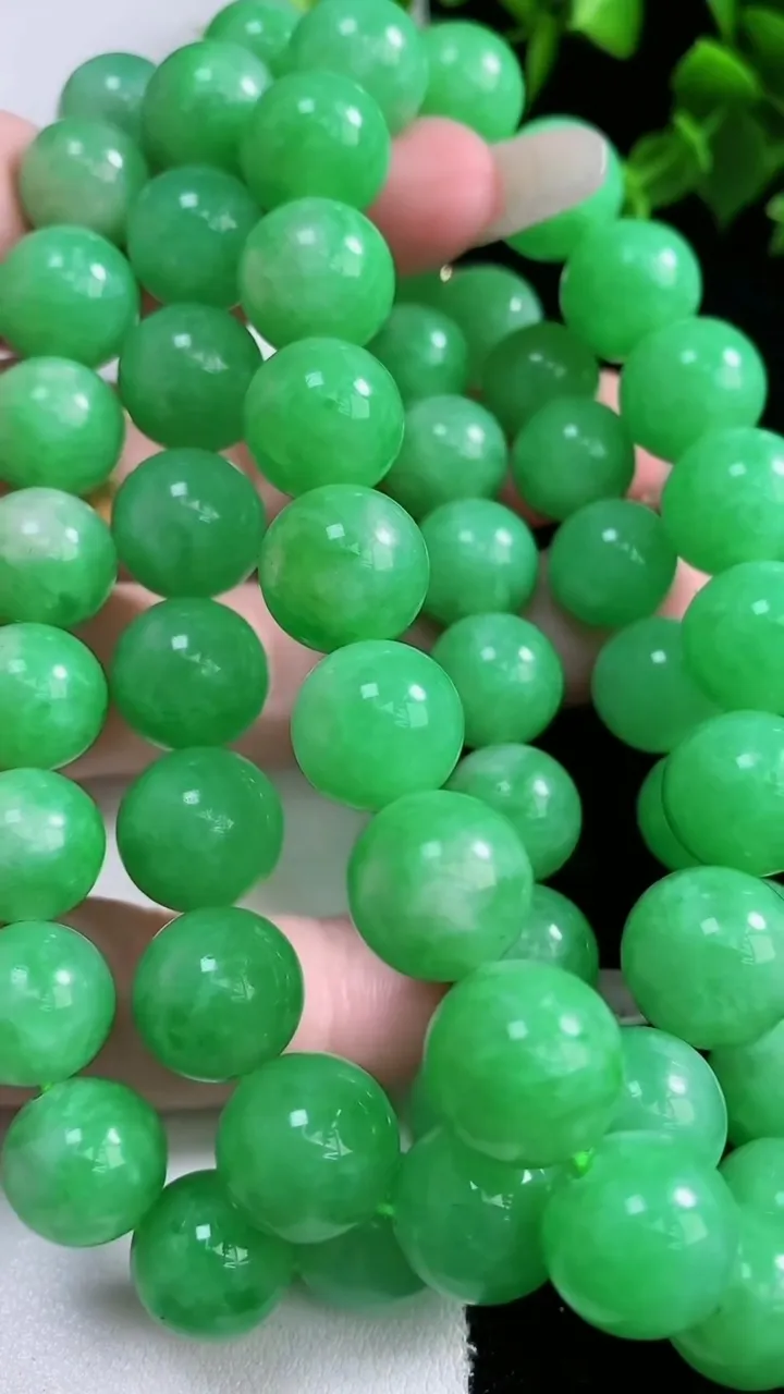 天然A货翡翠圆珠项链，尺寸11.4-56颗，重量:145.44g1月22日
工厂直销收藏佳品,种好水足，色泽均匀，有种有色，上手高大气！