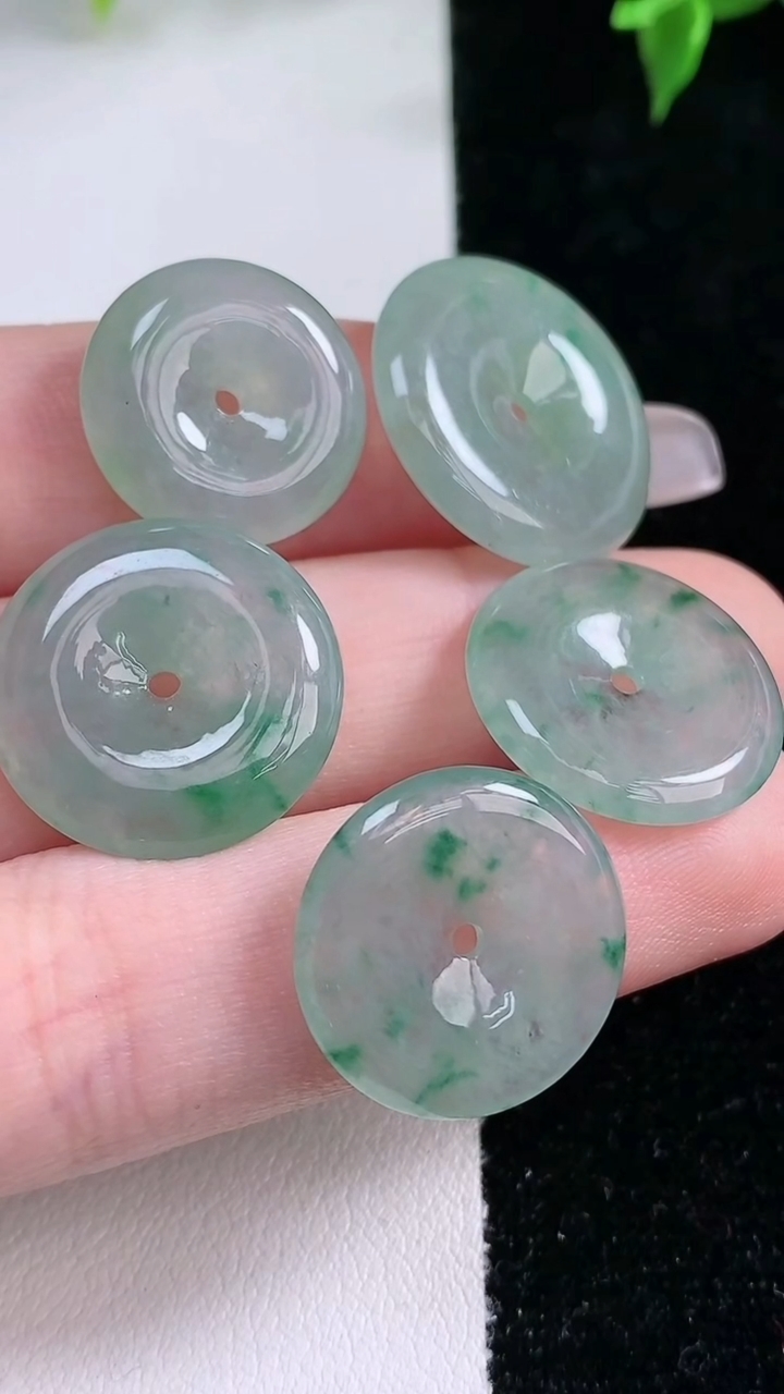 天然A货翡翠冰种飘花平安扣吊坠一手，尺寸20-3.6，重量:14.10g
1月22日