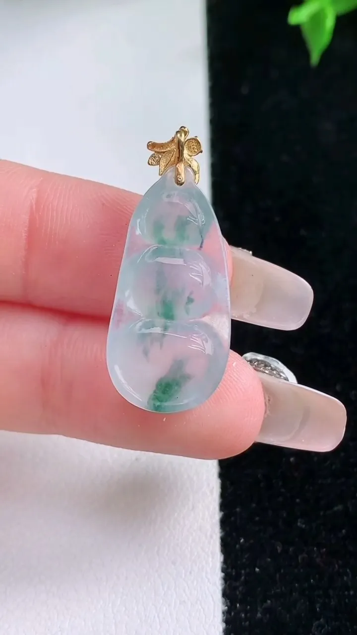 天然A货翡翠种飘花福豆吊坠，尺寸24.2-12.4-4，重量:2.13g
1月22日
