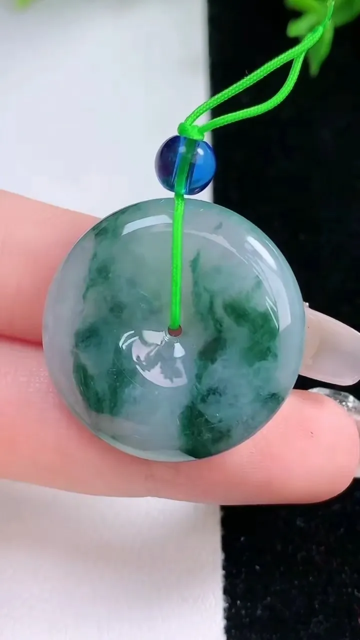 天然A货翡翠飘花平安扣吊坠，尺寸27.5-5.8，重量:9.40g
1月22日