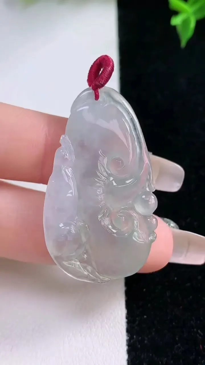 天然A货翡翠如意吊坠，尺寸39.6-22.2-4.2，重量:6.51g
1月22日