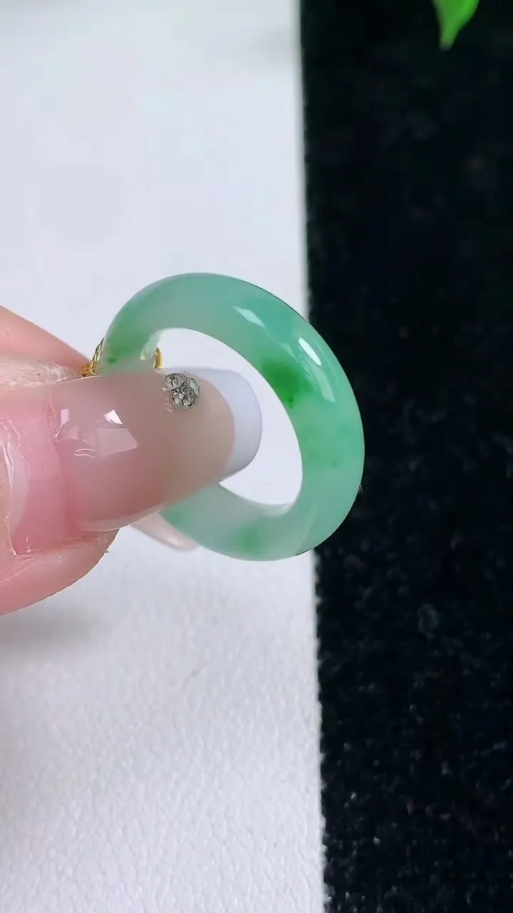 天然A货翡翠指环戒指，尺寸15.5-5.2-3，重量:3.08g2026年1月22日
工厂直销收藏佳