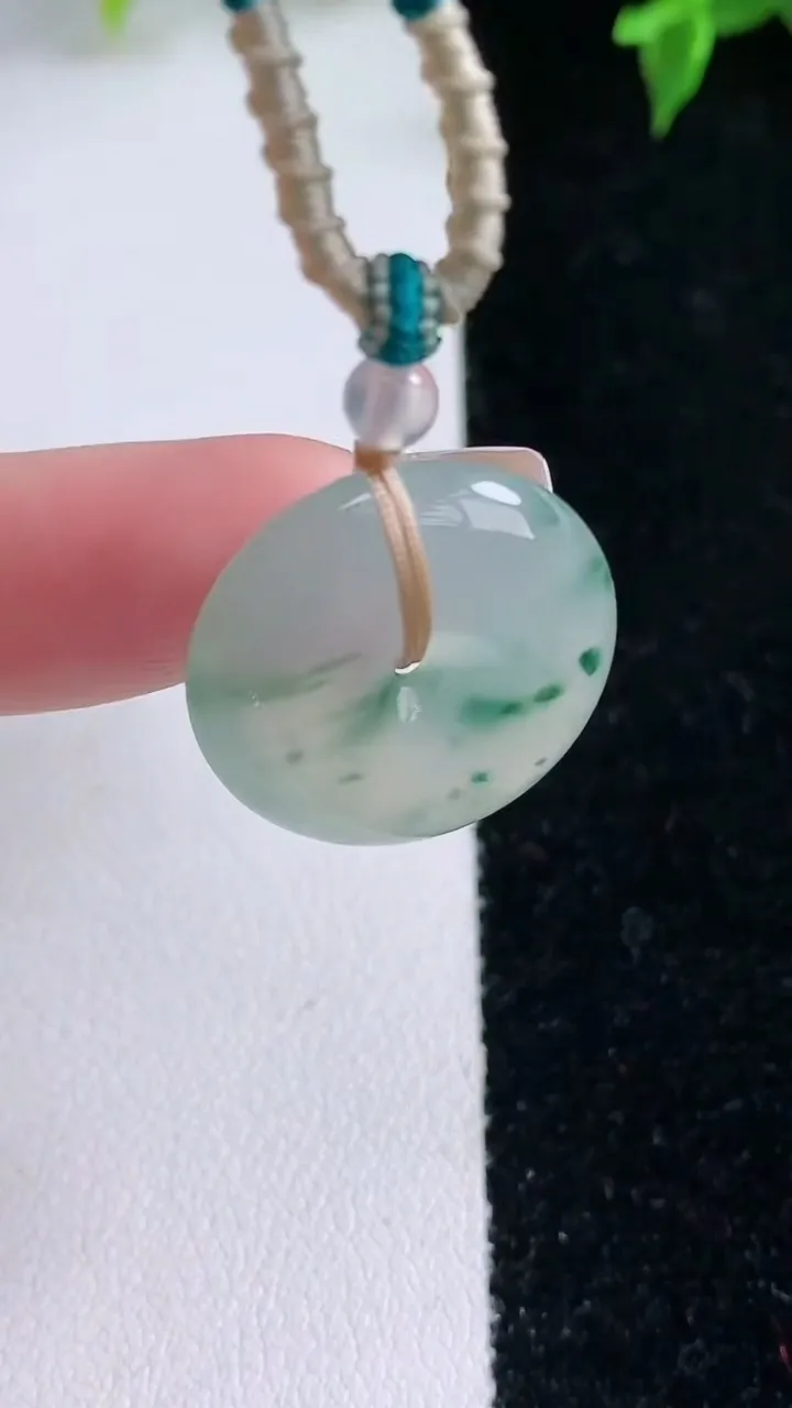 天然A货翡翠冰种飘花平安扣吊坠，尺寸20.3-5.8，重量:8.11g
1月22日