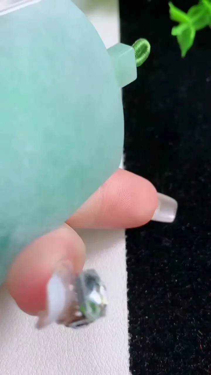 天然A货翡翠无事牌吊坠，尺寸55.2-41.3-6，重量:41.94g
1月22日