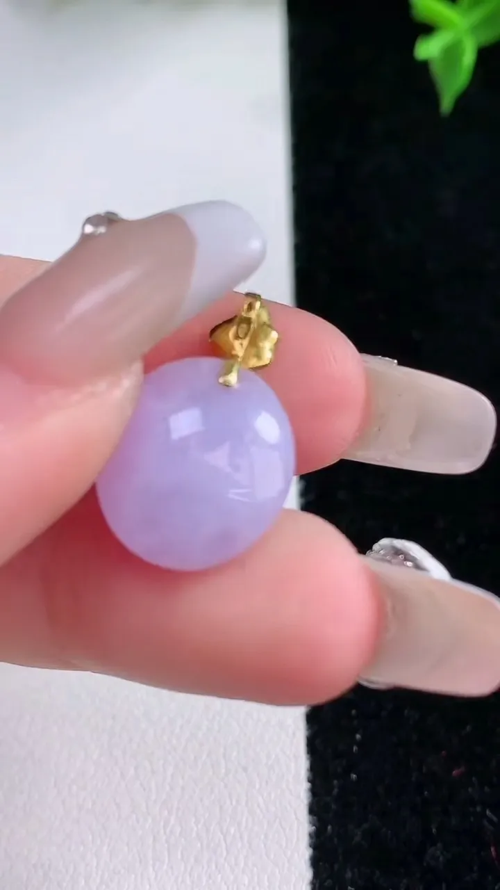 天然A货翡翠18K金紫罗兰蛋面吊坠，尺寸15.2-13.3-8.2，重量:2.73g
1月22日