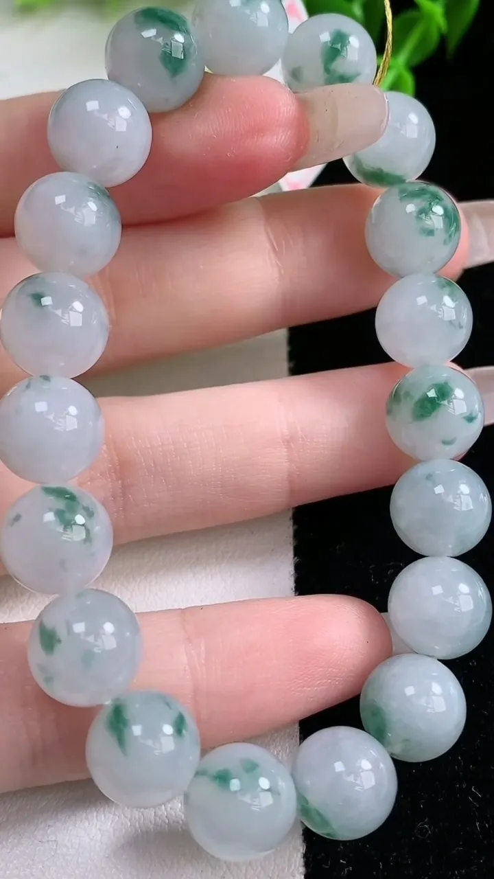 天然A货翡翠飘花圆珠手串，尺寸10-19颗，重量:32.72g1月22日
工厂直销收藏佳品,种好水足，色泽均匀，有种有色，上手高大气！