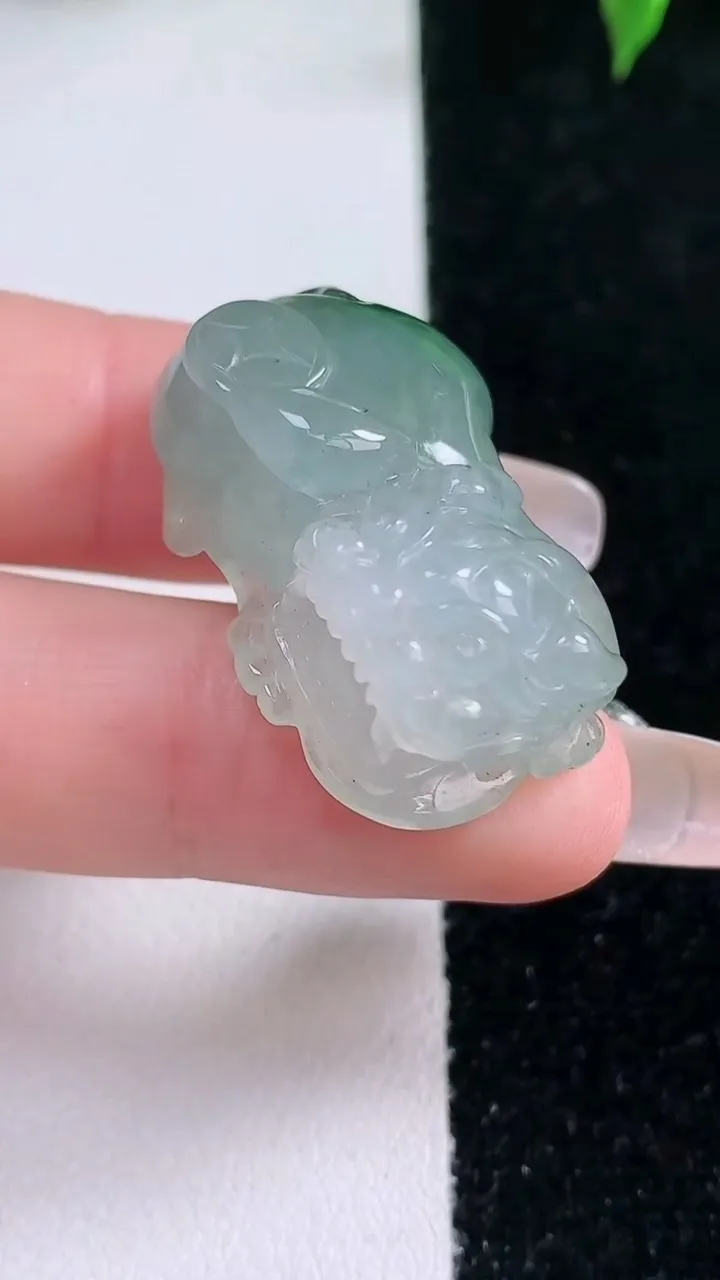 天然A货翡翠飘花霸王貔貅吊坠，尺寸29.8-18.2-10.8，重量:14.57g
1月22日