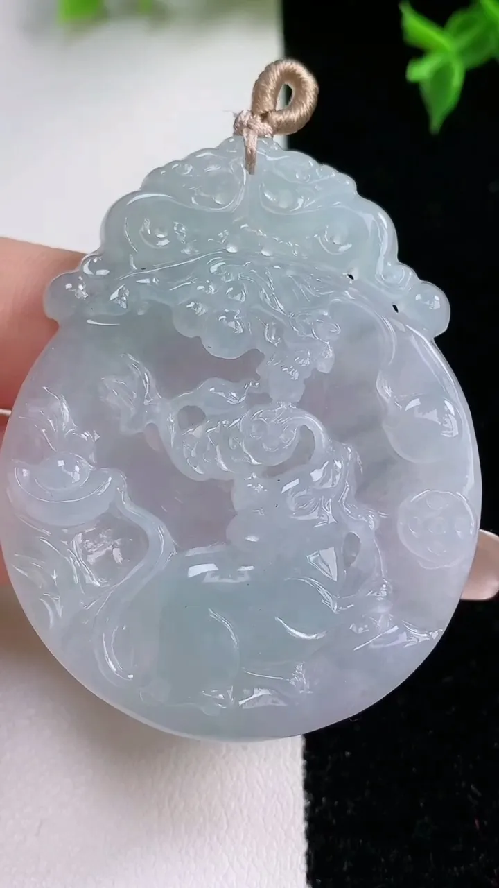 天然A货翡翠生肖鼠吊坠，尺寸52.2-42-6.2，重量:24.14g
1月22日