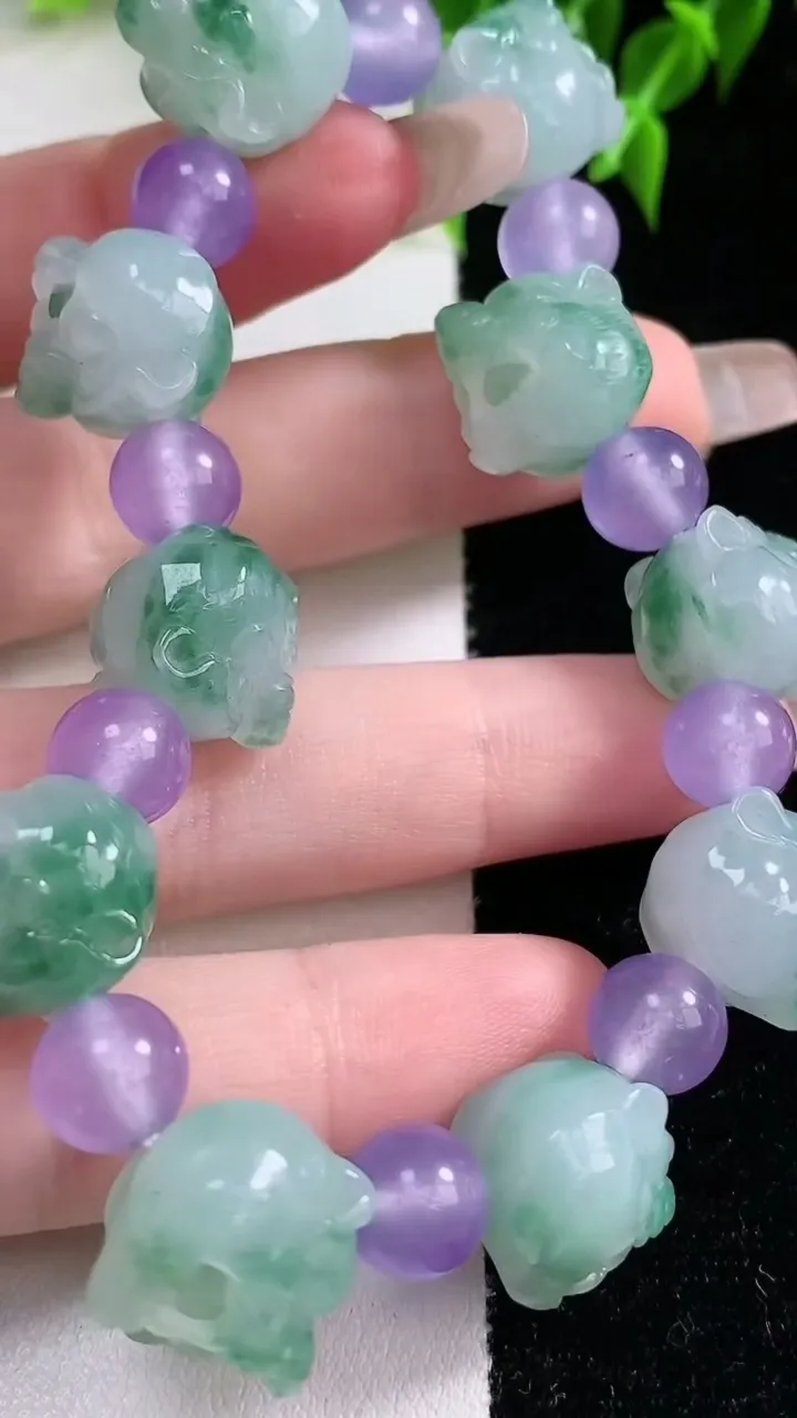 天然A货翡翠飘花生肖虎手串，尺寸12-12.2-10颗，重量:41.98g1月22日
工厂直销收藏佳品,种好水足，色泽均匀，有种有色，上手高大气！