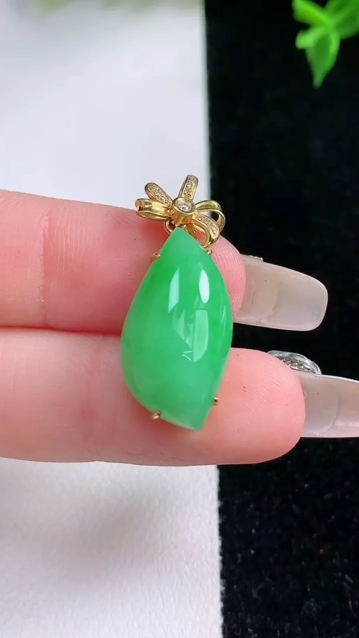 天然A货翡翠随形吊坠，尺寸21-12-7.5，重量:3.80g
1月22日