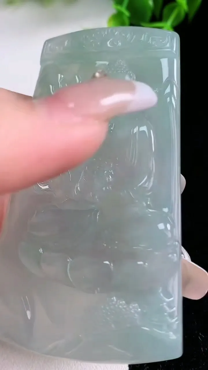 天然A货翡翠阿弥陀佛吊坠，尺寸71.6-40.4-4.8，重量:35.04g
1月22日