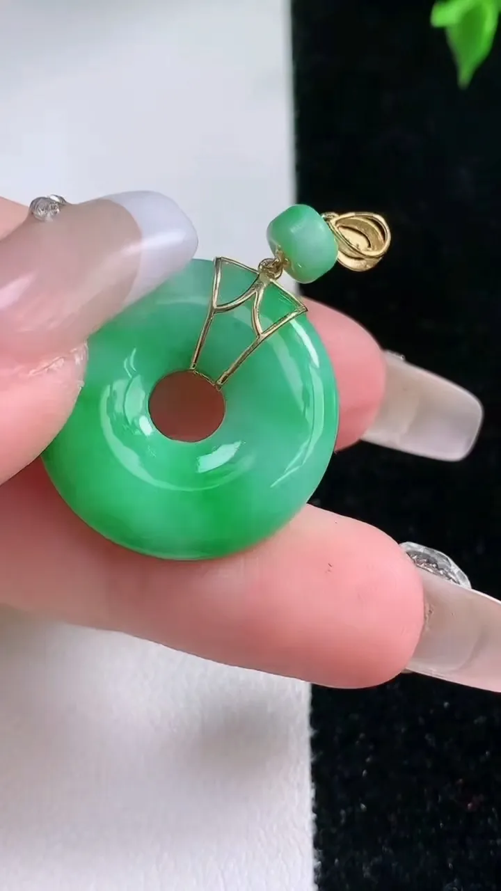 天然A货翡翠平安环吊坠，尺寸23.3-4，重量:5.80g
1月22日