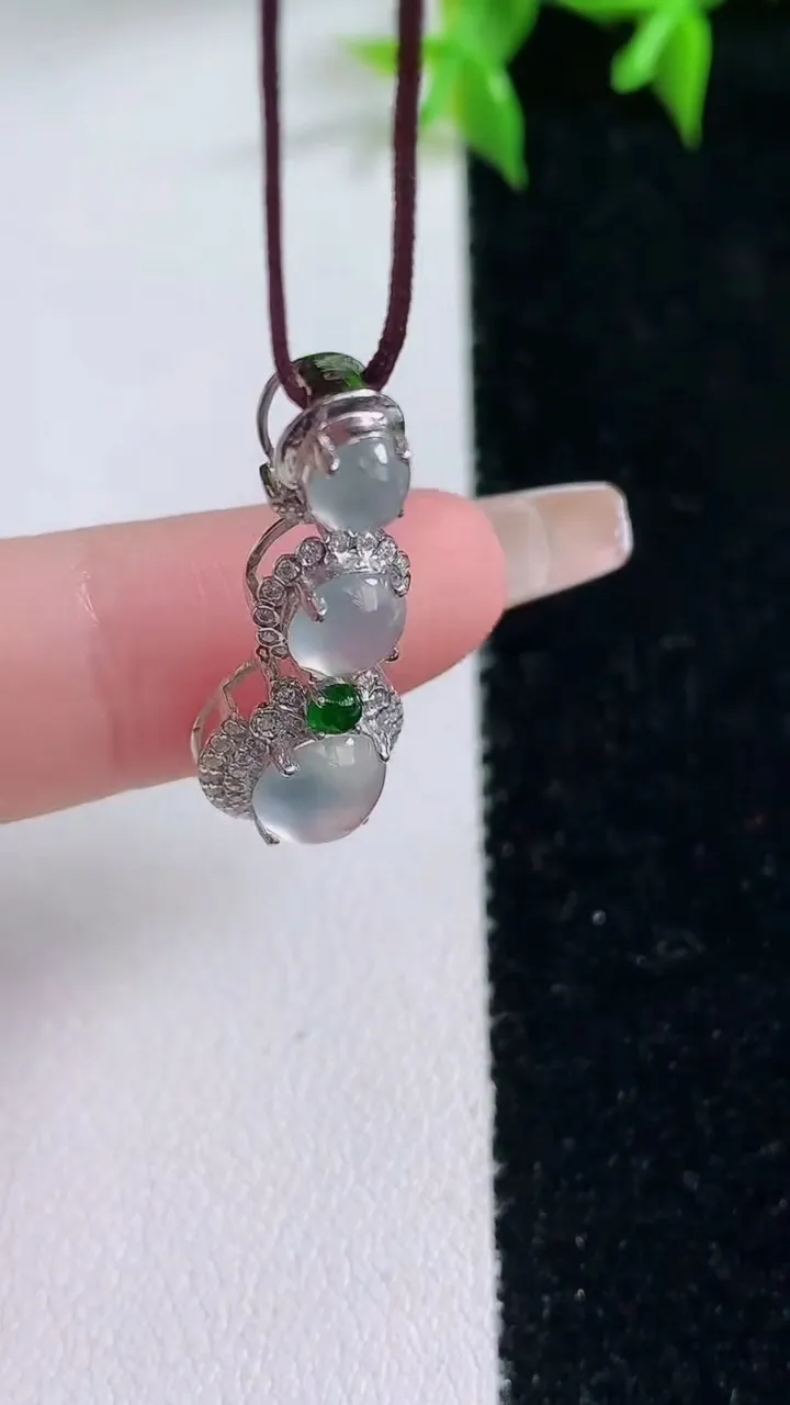 天然A货翡翠种白冰蛋面吊坠，尺寸26-10.2-6.8，裸石6.5重量:1.97g
1月22日